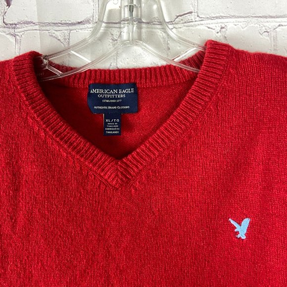 American Eagle Outfitters Men's Red V-neck Sweater. Size X-Large - Picture 2 of 5